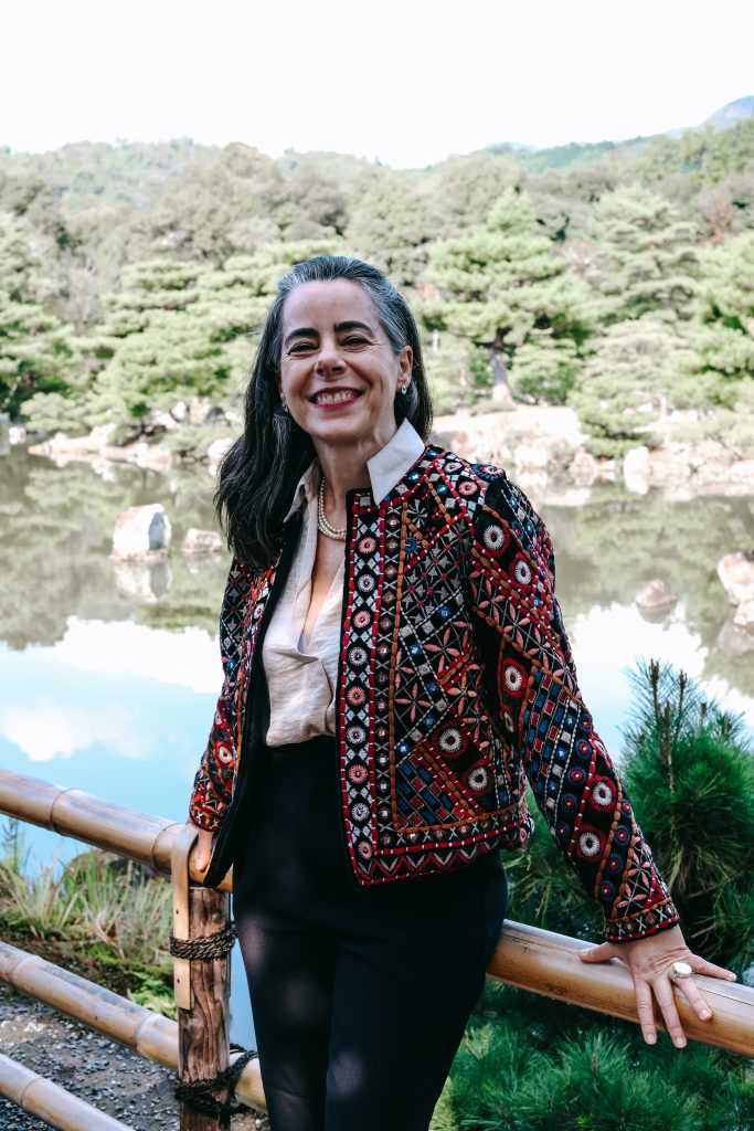 Julia Santafé is a sensitive leader: Her relaxed confidence reads as approachable strength, inspiring trust without tension.